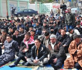 صلاة الجمعة أمام الصليب الاحمر تضامنا مع الشيخ خضر عدنان