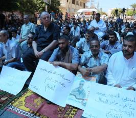 مئات المواطنين يصلون قبالة الصليب الاحمر دعما للاسرى ‫(29732745)‬ ‫‬