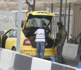 نشطاء فلسطينيون يعودون إلى باب الكرامة شمال غرب القدس المحتلة