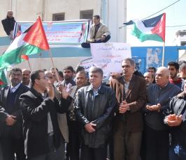 غزيون ينظمون وقفات احتجاجية أمام مراكز توزيع الأونروا رفضاً لتقليصها المساعدات