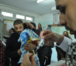 ضمن حملة "مودة" منتدى الطبيب الفلسطيني يقدم خدمات طبية للمتضررين بمراكز الإيواء جراء المنخفض بغزة