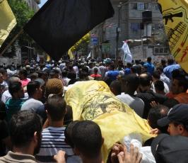 جماهير غفيرة تشيع جثماني شهيدي وسط قطاع غزة