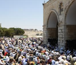 أكثر من ربع مليون فلسطيني يؤمون الاقصى في جمعة رمضان الثالثة