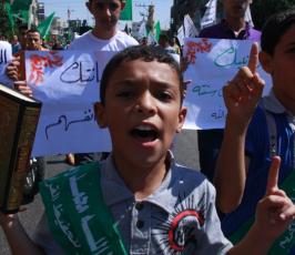 آلاف الفلسطينيين يخرجون نصرة للرسول محمد بغزة