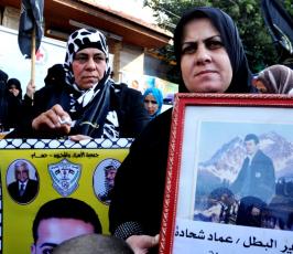 العمل النسائى ينظم وقفة تضامنية اسناداً للاسرى المضربين عن الطعام امام الصليب الاحمر بغزة