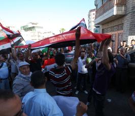 فلسطينيون يحتجون ضد فضائية الجزيرة في رام الله