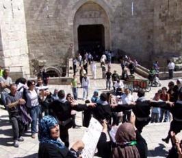 أطفال القدس يرسمون لمدينتهم وللأسرى بباب العامود