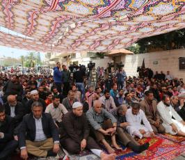  صلاة الجمعة امام مقر الصليب الاحمر بغزة تضامنا مع الاسرى في سجون الاحتلال ‫(1)‬