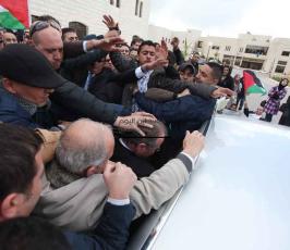 طلاب بيرزيت يطردون القنصل البريطاني إحتجاجا على السياسية البريطانية تجاه القضية