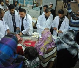 ضمن حملة "مودة" منتدى الطبيب الفلسطيني يقدم خدمات طبية للمتضررين بمراكز الإيواء جراء المنخفض بغزة