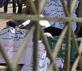 بالصور:لليوم الثالث: أهالي الشهداء يعتصمون أمام الفندق الذي يقيم فيه وفد المصالحة