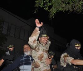 الأسير المجاهد "أحمد حرز الله" يتنفس هواء الحرية