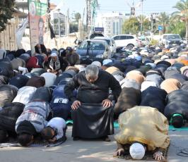 حركة الجهاد تقيم صلاة الجمعة أمام الصليب الأحمر اسنادا للأسرى