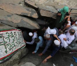 حجاج بيت الله الحرام يصعدون على جبل النور غار حراء فى مكة المكرمة ‫(38535693)‬ ‫‬.jpeg