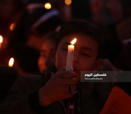 أطفال غزة يشعلون الشموع رفضا لصفقة القرن (4).JPG