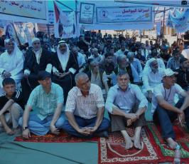 الجهاد تقيم صلاة الجمعة أمام مقر الصليب الأحمر بمدينة غزة