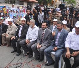 بالصور: الاعتصام الاسبوعي لاهالي الاسرى بالصليب بحضور موسى ابو مرزوق