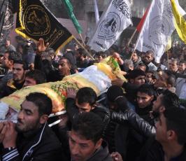 بالصور:جماهير شعبنا تشيع جثمان الشهيدين الزعانين شمال قطاع غزة