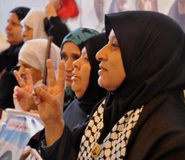 أهالي الأسرى يواصلون الاعتصام في الصليب الأحمر