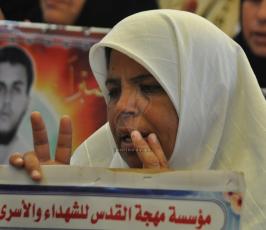 بالصور:إضراب الأسرى الإداريين يخيم على الاعتصام الأسبوعي لأهالي الأسرى بالصليب