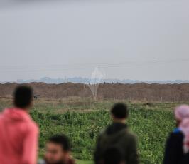 مواجهات بين الشبان الفلسطينيين وجيش الاحتلال على الحدود الشرقية لمخيم جباليا ‫(42598913)‬ ‫‬
