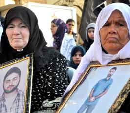 أهالى الاسرى يتضامنون فى مقر الصليب الاحمر بغزة نصرةً لأبنائهم