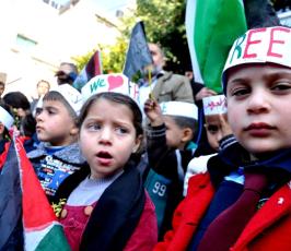 العمل النسائى ينظم وقفة تضامنية اسناداً للاسرى المضربين عن الطعام امام الصليب الاحمر بغزة