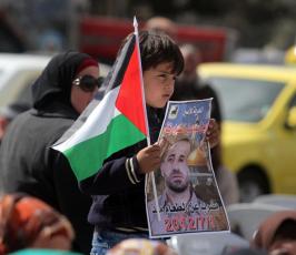 الشيخ رائد صلاح يشارك أهالي الأسرى في اعتصامهم المفتوح في رام الله