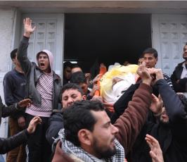 بالصور:جماهير غفيرة تشيع جثمان الشهيد إبراهيم منصور الذي قتلته قوات الاحتلال أمس الخميس