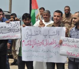 جماهير تتظاهر امام منزل هنية ومقر اقامة وفد المصالحة مطالبين بانهاء الانقسام