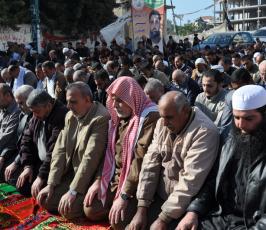 حركة الجهاد تقيم صلاة الجمعة أمام الصليب الأحمر اسنادا للأسرى