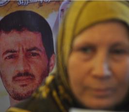 بالصور:عدسة "فلسطين اليوم" تنضم لاعتصام أهالي الأسرى أمام مقر الصليب