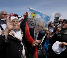 جماهير تتظاهر امام منزل هنية ومقر اقامة وفد المصالحة مطالبين بانهاء الانقسام