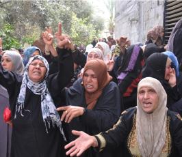 بالصور:جماهير غفيرة تشيع شهيدي الغارة الصهيونية على بلدة بيت حانون