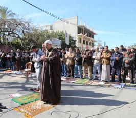 صلاة الجمعة أمام مقر الصليب الأحمر في غزة  ‫(39387679)‬ ‫‬