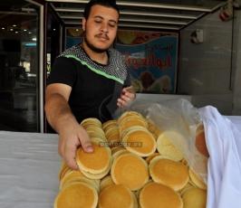 "القطائف" فاكهة رمضان تنتشر بغزة رغم التصعيد