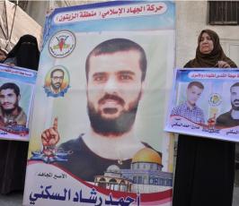 بالصور:مهجة القدس تطلق برنامج فعاليات يوم الأسير الفلسطيني من أمام منزل عائلة الأسير أحمد السكني