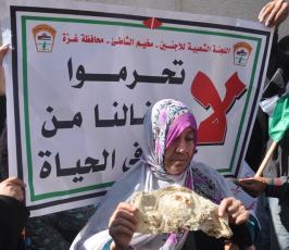 غزيون ينظمون وقفات احتجاجية أمام مراكز توزيع الأونروا رفضاً لتقليصها المساعدات