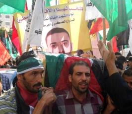 جنازة رسمية للأسير الترابي بغزة تطالب بوقف معاناة الأسرى المرضى