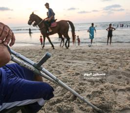 جريحان غزيان يمارسان التمارين الرياضية على شاطئ بحر غزة  ‫(1)‬.JPG