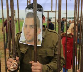 أهالي الأسرى الفلسطينيين ينظمون وقفة تطالب بإطلاق سراح انبائهم من مكان أسر شاؤول ارون شرق غزة ‫(42598921)‬ ‫‬
