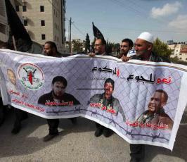 خاص فلسطين اليوم..اعتصام لأهالي الأسرى امام مقر الصليب الاحمر في رام الله