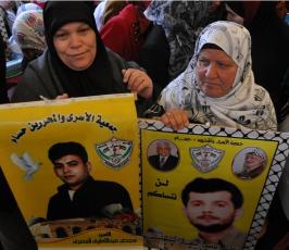 بالصور:عدسة "فلسطين اليوم" تنضم لاعتصام أهالي الأسرى أمام مقر الصليب بغزة