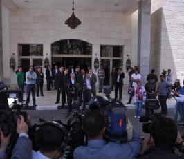 بالصور: اجتماع لوفدي المصالحة في ... غزة
