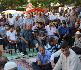 اهالى الشهداء امام مؤسسة الجريح ‫(29863827)‬ ‫‬