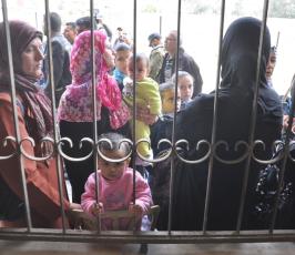 غزة: وقفة لأبناء حركة فتح المقطوعة رواتبهم أمام منزل زكريا الأغا