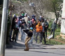 خاص فلسطين اليوم. إصابات ومواجهات أمام معتقل "عوفر" قرب رام الله