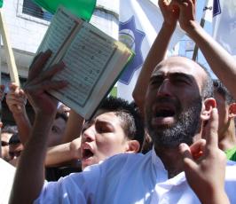 آلاف الفلسطينيين يخرجون نصرة للرسول محمد بغزة