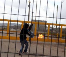 خاص فلسطين اليوم...مواجهات وإصابات أمام سجن "عوفر" غربي رام الله