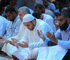  صلاة الجمعة أمام مقر الصليب الأحمر ‫(34669077)‬ ‫‬